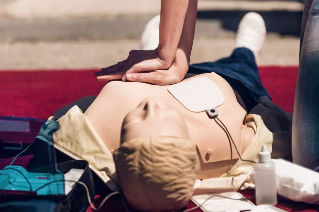 Quand faut-il réaliser un massage cardiaque externe ?