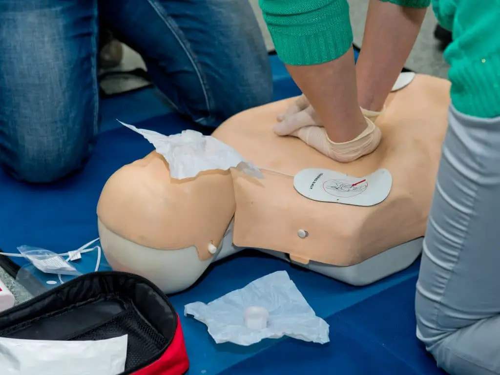 Comment faire un massage cardiaque externe ?
