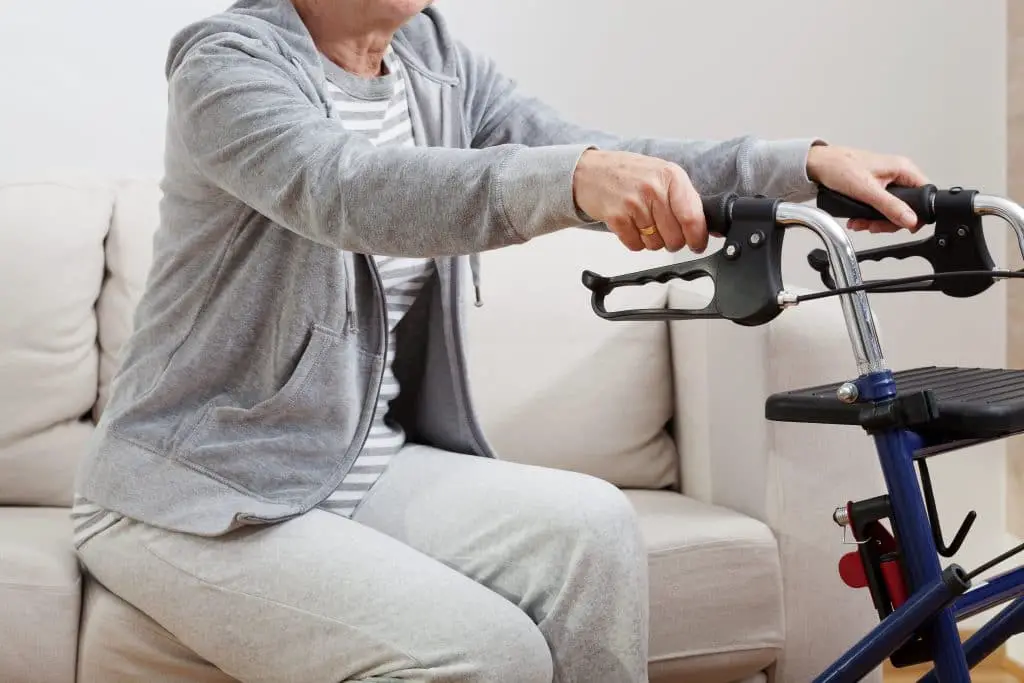 Déambulateur et rollator, la même chose ?