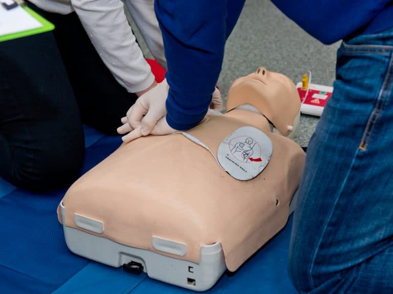 Le massage cardiaque externe : comment le réaliser ? Le massage cardiaque externe : comment le réaliser ?