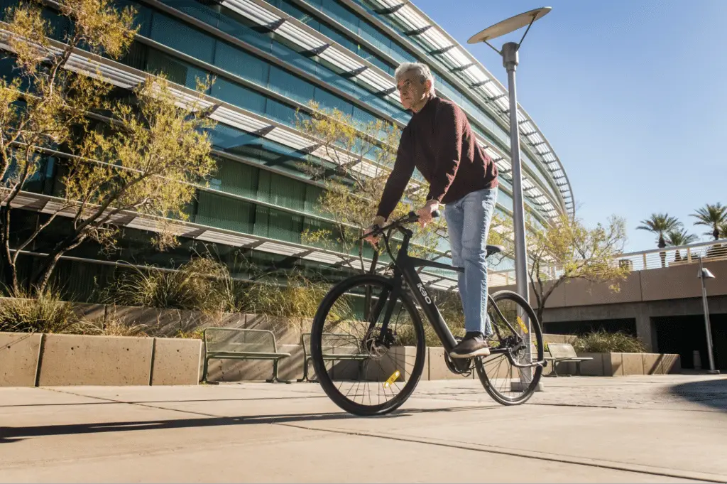 Senior faisant du vélo