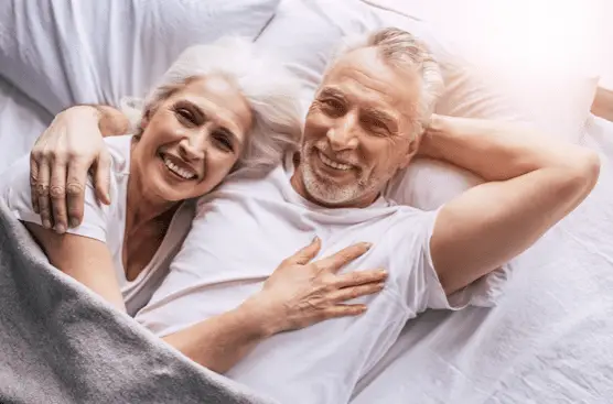 Couple senior heureux et souriants.