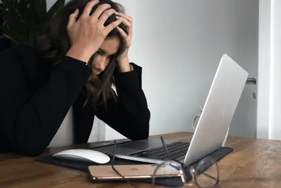 Femme qui stress en travaillant devant son ordinateur portable
