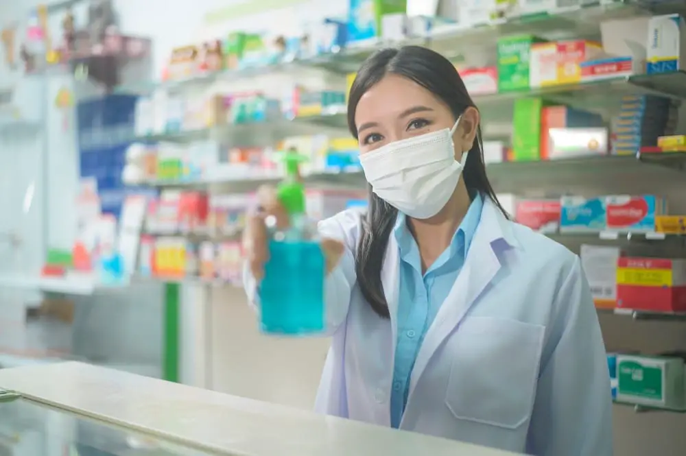 Gel hydroalcoolique proposé par une femme pharmacienne