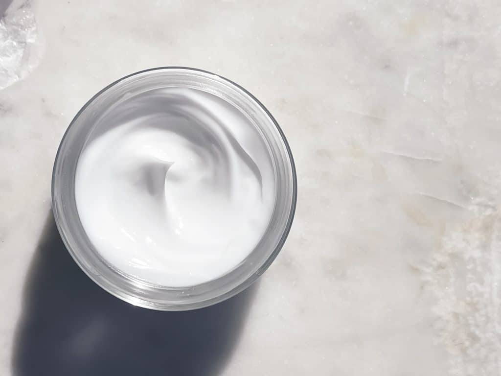 Qu'est-ce qui différencie une crème de jour d'une crème de nuit ?